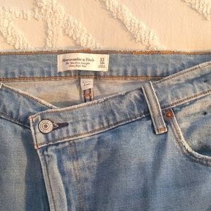 Abercrombie and Fitch Women's Curve Love Crossover jeans. Size 33
